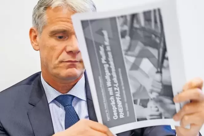 Massenhaft Statistiken zur Arbeitsmarktentwicklung im vergangenen Jahr hatte Agentur-Chef Peter Weißler gestern zum Gespräch mit Massenhaft Statistiken zur Arbeitsmarktentwicklung im vergangenen Jahr hatte Agentur-Chef Peter Weißler gestern zum Gespräch mit