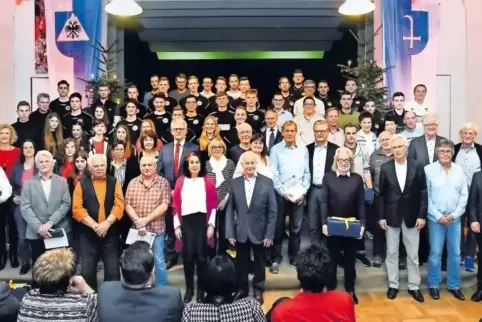 Auf der Bühne in der Festhalle in Dudenhofen: Ortsbürgermeister Peter Eberhard (mittig, zweite Reihe von unten, zu erkennen an d