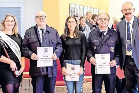 Ehrung in Knittelsheim: Kätzel Laura I., Erich Trauth, Leoni Fremgen, Thomas Wiss und Ortsbürgermeister Ulrich Christmann.