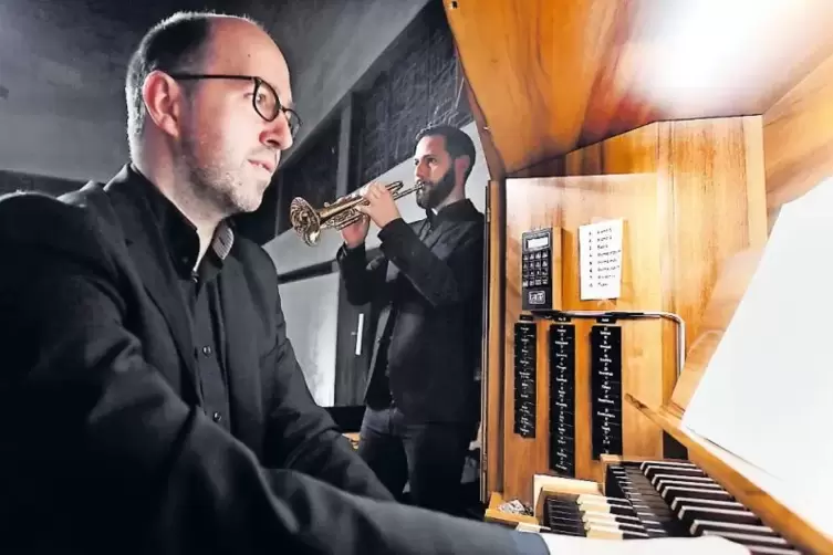 Beschränken sich nicht auf das übliche Repertoire von Trompete und Tasten: Stephan Rahn (links) und Stephan Stadtfeld.