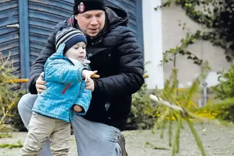 Einer der jüngsten Teilnehmer beim Weihnachtsbaumwerfen war der zweieinhalbjährige Johannes Metzler, der die Tannenzweige mit Rü