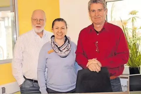 Roman Jost (rechts), Sabine Dhonau und Stephan Ballhausen in der neuen Praxis in Kirchheim, die heute eröffnet wird.