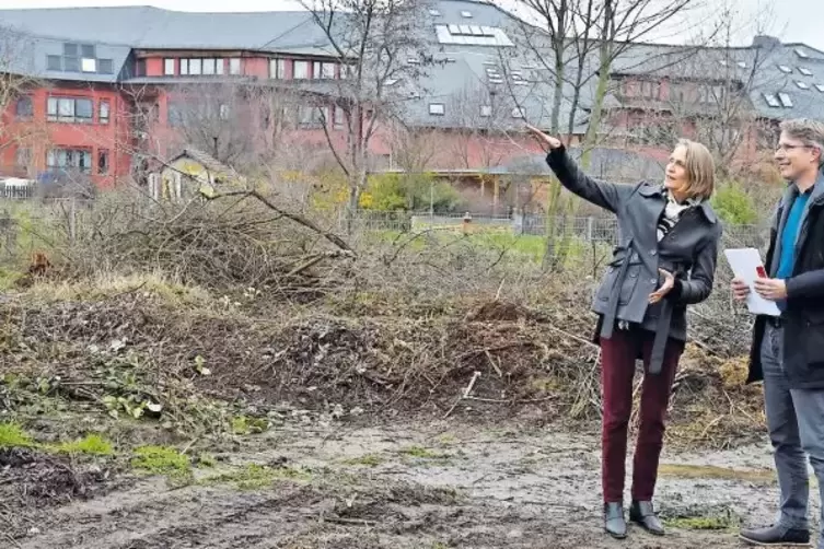 Auf der Freifl&auml;che s&uuml;dlich der Waldorfschule soll der Kita-Neubau entstehen: Kirsten Ziesche und Carsten Felgenhauer beim Ortste