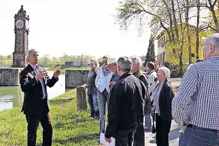 An der Pegeluhr: Cordiers Stadttouren sind beliebt.