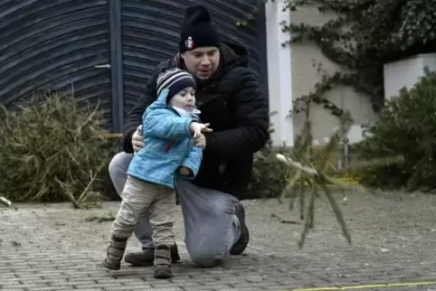 Früh übt sich: Der zweieinhalbjährige Johannes Metzler schleuderte die Tannenzweige mit Rückendeckung von Papa Thomas immerhin f