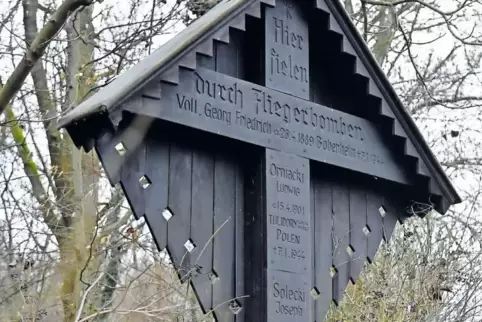Dieses Kreuz im von Heyl’schen Wäldchen erinnert an den dortigen schweren Bombenangriff am 7. Januar 1944.