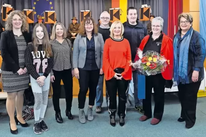 Beim Neujahrsempfang in Hanhofen: Ortsbeigeordnete Silke Schmitt (links) und Ortsbürgermeisterin Friederike Ebli (rechts) mit de