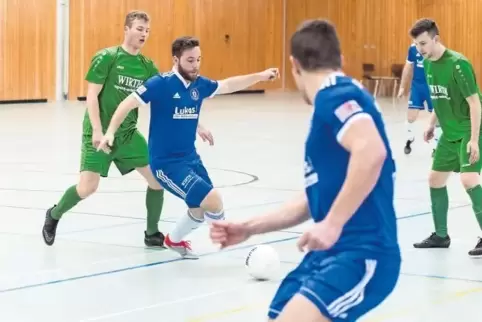 Schnelligkeit ist gefragt: Der Rodenbacher Dennis Leist (blaues Trikot, am Ball) versucht den Otterbacher Paul Eric Kuhnert abzu