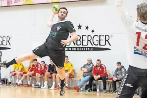 Chancenlos: Niklas Jung und seine Mitspieler vom TuS Dansenberg II kamen an Eckbachtals Torhüter Tobias Häuselmann nur selten vo