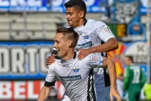 Philipp Klement (links) durfte beim SC Paderborn in dieser Saison desöfteren jubeln.  Foto: dpa