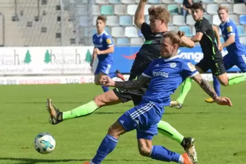 Patrick Freyer (in Blau) wird nächste Runde Spielertrainer des FC Queidersbach sein. Foto: Seebald