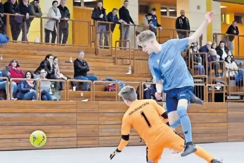 Flynn Benoit von der SG Rieschweiler/Knopp überspielt in der Begegnung um den dritten Platz den Hauensteiner Torwart Frederik Hu