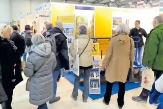 Gedränge am Kuseler Stand beim Reisemarkt in der Maimarkthalle Mannheim.