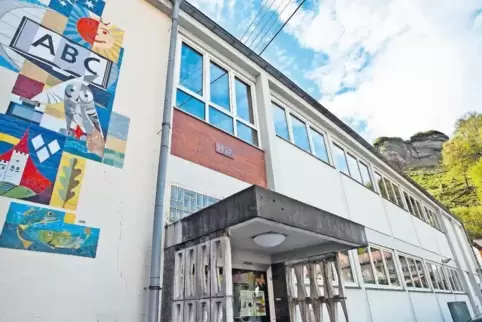 Die geschlossene Grundschule wird von Vereinen und anderen Gruppen genutzt. Langfristige Nutzungskonzepte werden demnächst Studi