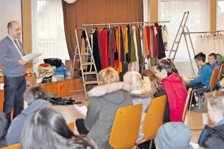 Am Vortag wird in Dannstadt noch mal ge&uuml;bt. Stefan Endres und die Kinder singen die Lieder f&uuml;r den Dreik&ouml;nigstag durch.