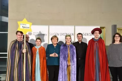(von links:) Noah Hayer, Klaus Krämer vom Kindermissionswerk, Johannes Böhm, Angela Merkel, Leonie Hayer, Dirk Bingener vom BDKJ