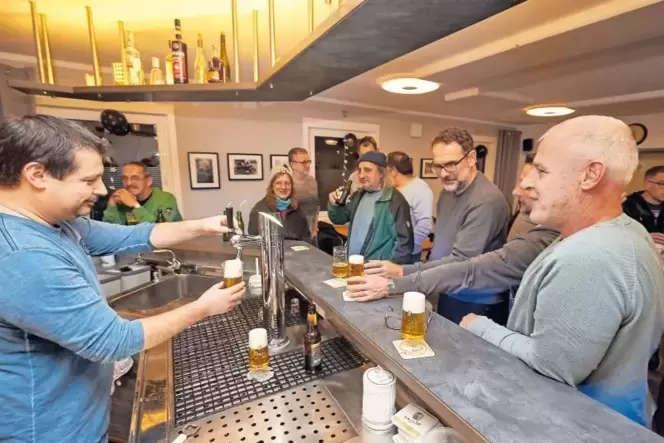 Gut besucht: die von Bürgern betriebene Dorfkneipe der Südeifel-Gemeinde Gamlen.