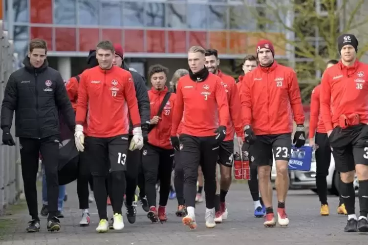 Auf dem Weg zum ersten öffentlichen Training im Jahr 2019: die Mannschaft des Drittliga-Elften 1. FC Kaiserslautern. Foto: Kunz
