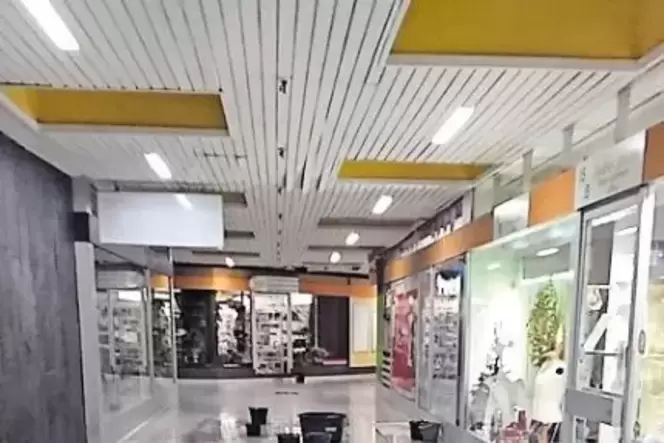 Das Pfingstweide-Center ist zwar in die Jahre gekommen, bietet mit dem angeschlossenen Netto-Markt und einer Bäckerei aber immer Das Pfingstweide-Center ist zwar in die Jahre gekommen, bietet mit dem angeschlossenen Netto-Markt und einer Bäckerei aber immer