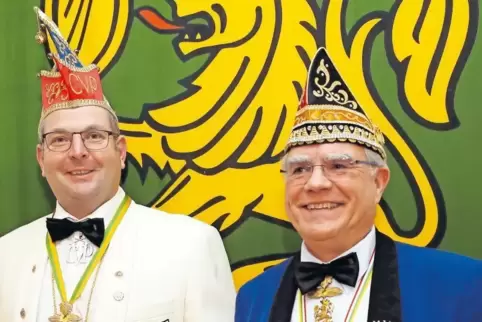 Der Präsident der Badisch-Pfälzischen Karnevalvereine, Jürgen Lesmeister (rechts), verleiht dem CVP-Elferratsmitglied Klaus Chri