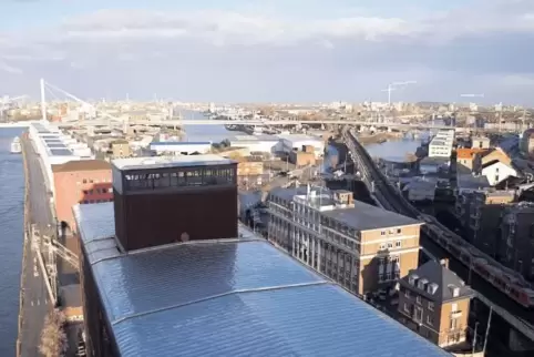 Hafen, so weit das Auge reicht: Blick vom Haus Oberrhein auf das mehr als 1100 Hektar große Gelände.