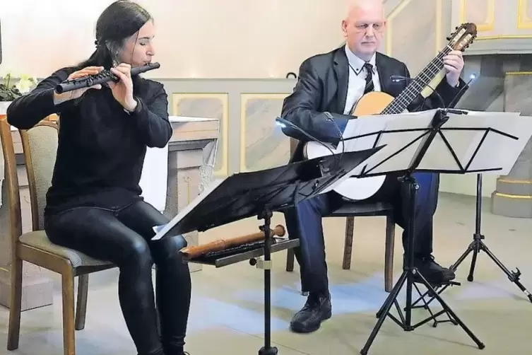 Das Duo Armonia – Norma Lukoschek und Hans-Roland Schneider – begeisterte das Publikum mit seinem perfekten Zusammenspiel.