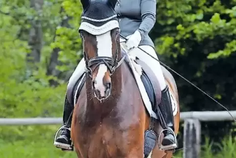 Nina Kiefaber von der CJD-Sportgemeinschaft auf Weltentanz beim Turnier in Wolfstein.