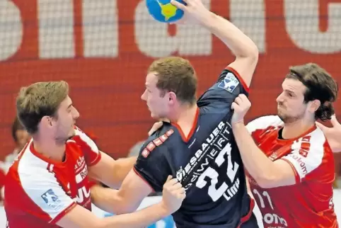 Gunnar Dietrich (links) und Jonathan Scholz von den Eulen Ludwigshafen packen am 16. Januar mit an und werden beim TV Hochdorf b