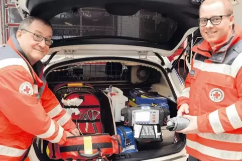 First Responder: Bernd Vester (links) und Samuel Dornbusch an ihrem Einsatzfahrzeug.