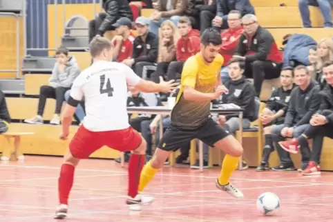 Gegen alle durchgesetzt: Ruben Almeida (gelb-schwarzes Trikot) erzielt bei der Futsal-Hallenkreismeisterschaft die meisten Tore 