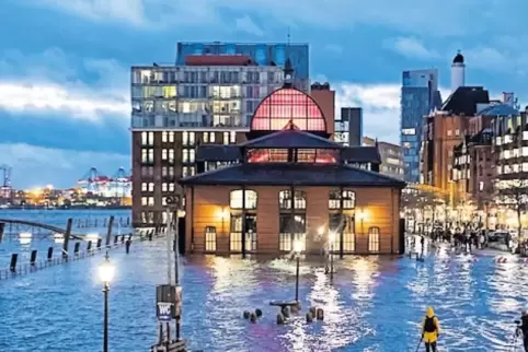 Land unter: Wegen Sturmtief „Benjamin“ wurde der Hamburger Fischmarkt gestern Abend erstmals in diesem Jahr überflutet.