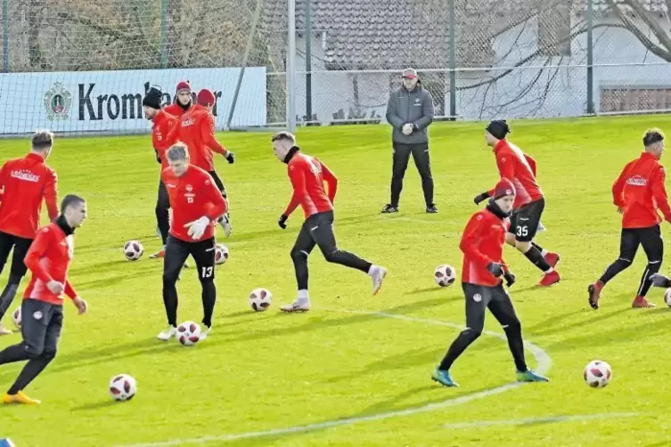 Ball-Arbeit: das erste öffentliche Mannschaftstraining des FCK 2019. Hinten Coach Sascha Hildmann.