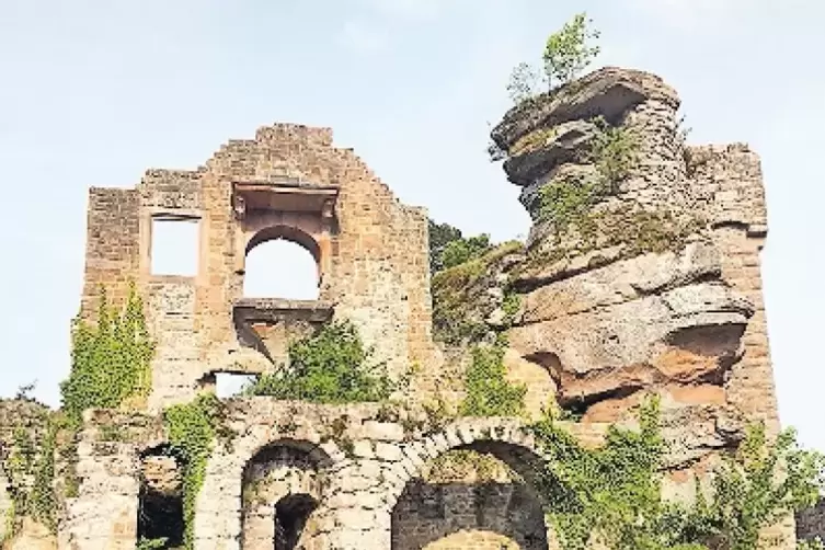 Gem&auml;uer mit Aussicht und Details: Blick &uuml;ber den schmalen Felsgrat in der Mitte (oben), Palas-Giebel (li. u.) und Brunnenstele.