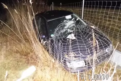 Die Fahrerin des ausweichenden Wagens wollte eigentlich niemandem ins Netz gehen – sie landete im Zaun im Straßengraben. Der Unf