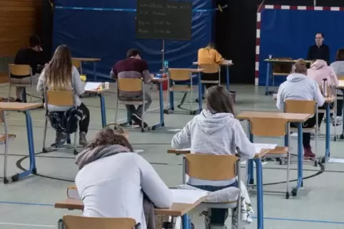 Die Schüler am Lauterecker Veldenz Gymnasium brüten über der Abiturprüfung im Fach Deutsch. Foto: Sayer