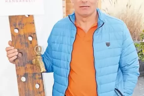 Michele Stancato entwirft in seiner Garage Flaschenständer und andere Gegenstände.