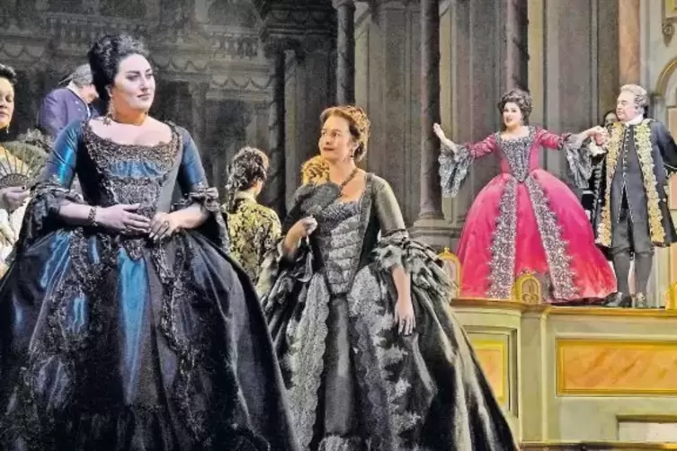 Anna Netrebko (rotes Kleid) in der Titelrolle und Anita Rachvelishvili als Fürstin von Bouillon in der New Yorker Inszenierung d