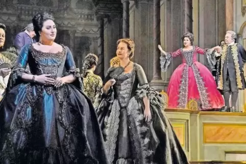 Anna Netrebko (rotes Kleid) in der Titelrolle und Anita Rachvelishvili als Fürstin von Bouillon in der New Yorker Inszenierung d