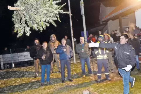 So geht’s: Beim Weihnachtsbaum-Weitwurf in Unkenbach ist nicht nur Kraft, sondern auch die richtige Technik gefragt.