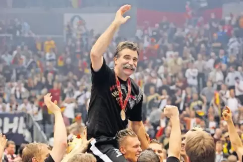 Szenen, an die man sich gerne erinnert: So jubelte der damalige Bundestrainer Heiner Brand 2007 nach dem letzten WM-Sieg im eige