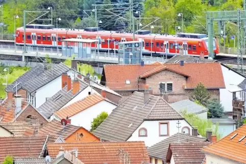 In Weidenthal ist vorgesehen, einen Teil der Bahnstrecke mit Lärmschutzwänden zu versehen.