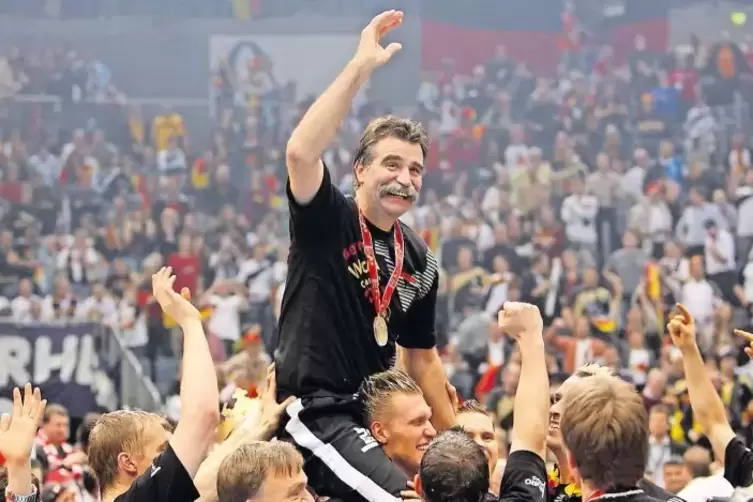 Szenen, an die man sich gerne erinnert: So bejubelte der damalige Bundestrainer Heiner Brand 2007 den letzten WM-Sieg im eigenen