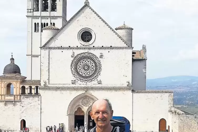 Am Etappenziel: Gottfried Jung in Pilgermontur vor der Kathedrale San Francesco in Assisi.