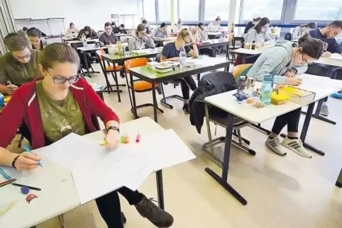 Volle Konzentration: Am Wilhelm-Erb-Gymnasium in Winnweiler haben gestern 27 Abiturienten zum Auftakt die Arbeit in Deutsch gesc