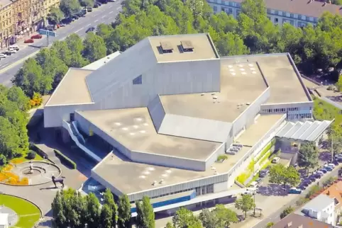 Das Badische Staatstheater Karlsruhe von oben. In einigen Jahren wird der Bau von Helmut Bätzner nach Umbau und Sanierung vor al