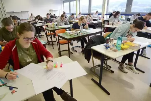 Volle Konzentration: Am Wilhelm-Erb-Gymnasium in Winnweiler haben gestern 27 Abiturienten zum Auftakt die Arbeit in Deutsch gesc