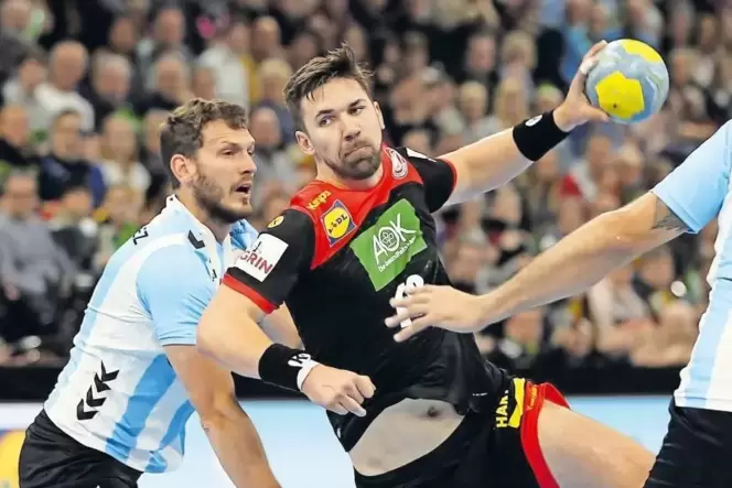 Zielstrebig: Fabian Wiede. Links Pablo Ariel Simonet aus Argentinien.