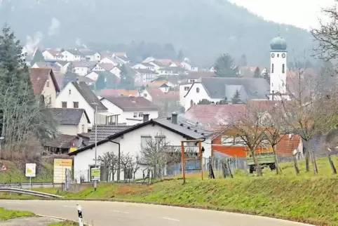 Vor idyllischem Wasgaupanorama und mit Zwiebelkirchturm: Busenberg im Dahner Felsenland.