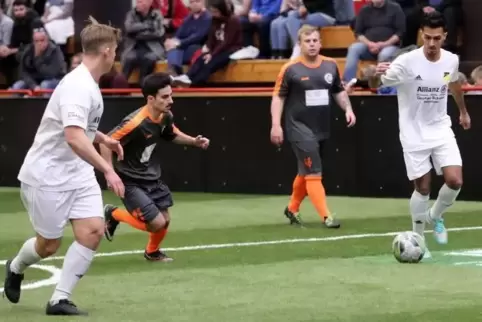 Auftakt zum Hallen-Masters: FV Dudenhofen (weiße Spielkleidung) trifft in Ketsch auf Pfingstberg-Hochstätt. Archivfoto: Lenz