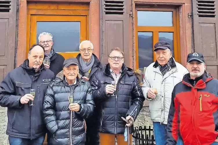 Mit einem Glas Moscheler Sekt stießen die „Trimm-Dich-Brüder“, rechts Obermoschels Stadtbürgermeister Holger Weirich, auf das Wi